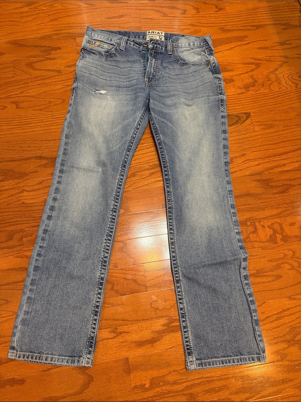 Ariat Jeans in Light Blue distressed Wash